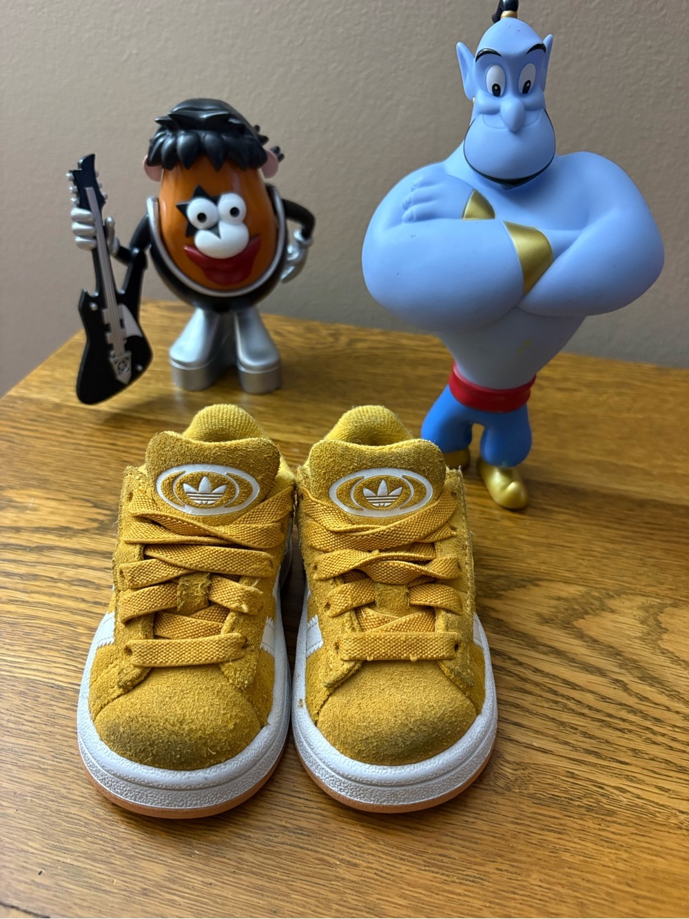 Little kids/Toddler Adidas gold campus sneaks. Size 5.